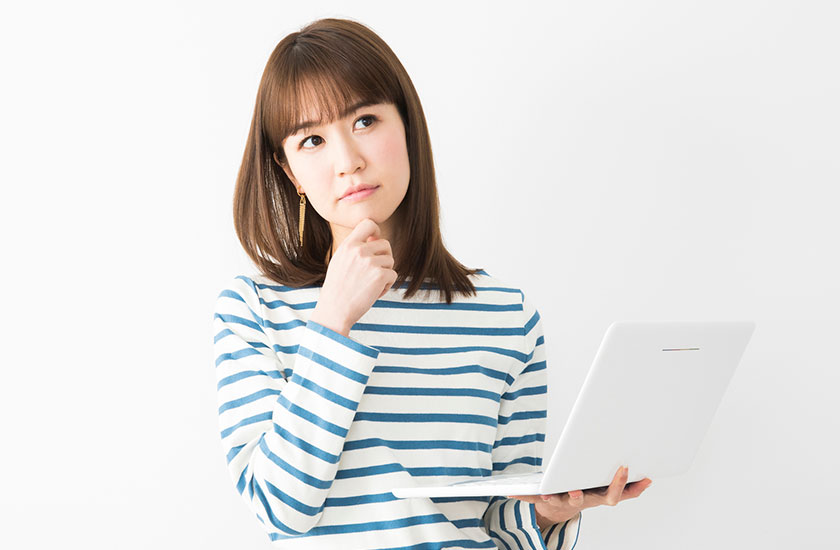 安心して依頼できる探偵社について考える女性