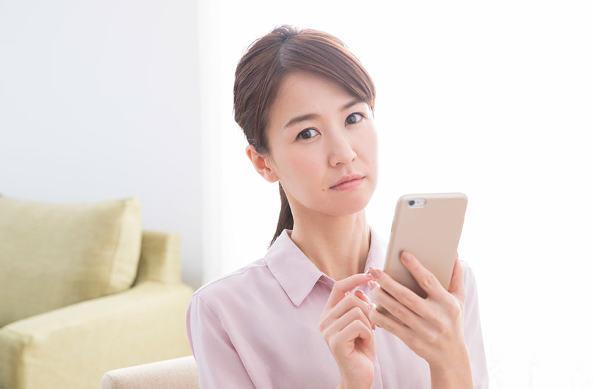 考え込む夫婦